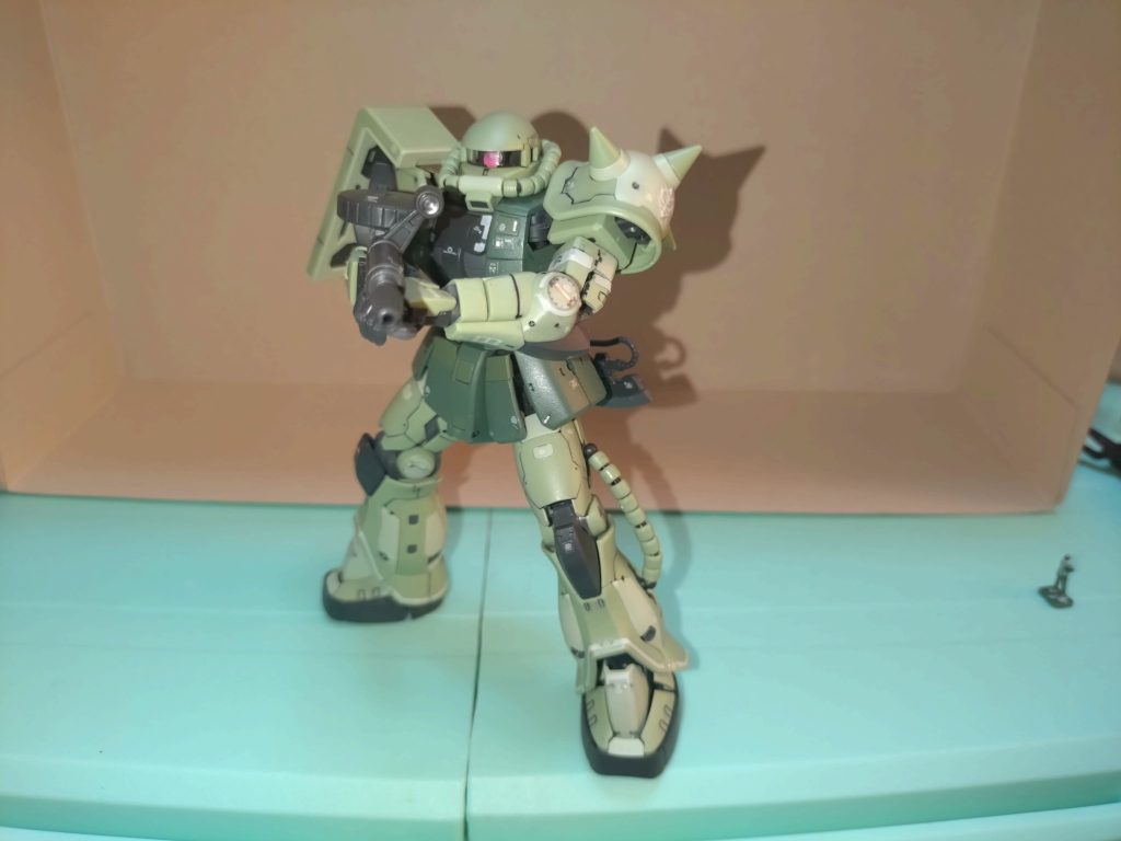 事前情報だとパーツのポロリが酷いと聞きましたが、自分のは特に感じませんでした。何ならHGリバイブのザクIIの股関節のスカートの装甲のが外れやすいと感じました。股関節も硬くポロリの心配は今のところ無いですね。