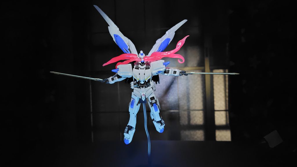 両手に超硬レアアロイ製のバエルソード二刀流で眼光漏らしながら戦場を駆け巡る姿。紅い眼光はブラックライトで光ります。