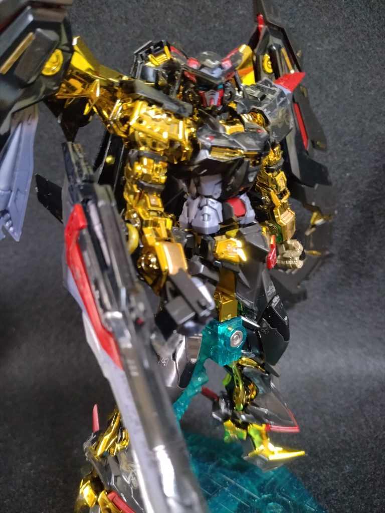 右腕と肩装甲は余剰パーツ扱いのゴールドフレームのものにしました。肩の正面アーマーが付属していないのが残念でしたが、フレームがきらきらしてていい感じです。トリケロス改はゴールドフレームの腕には装備できないので、残部品でマウンターを作りました。