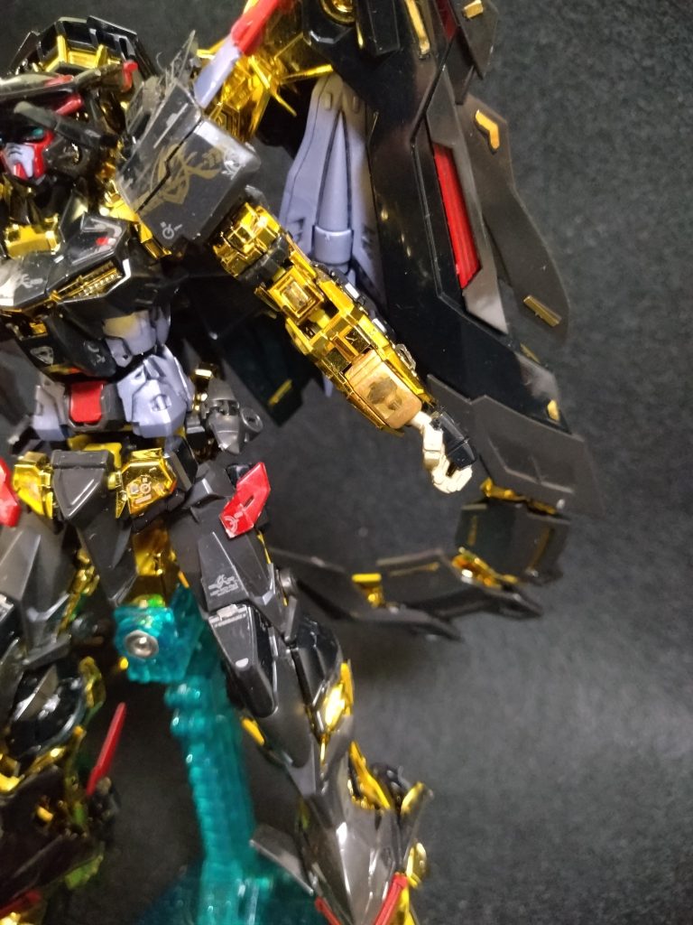 腕の前腕部と太腿部裏側はアドヴァンドMSジョイントが剥き出しになるので、そこだけ塗装しました。最後までご覧頂き、ありがとうございました。