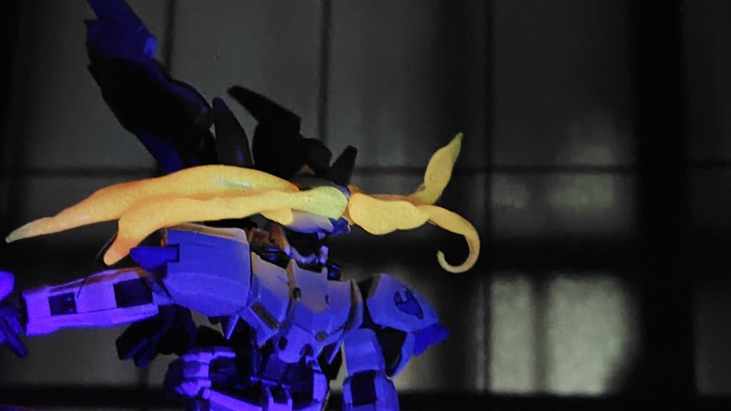 リミッター解除時にツインアイから紅い眼光が漏れ出る！