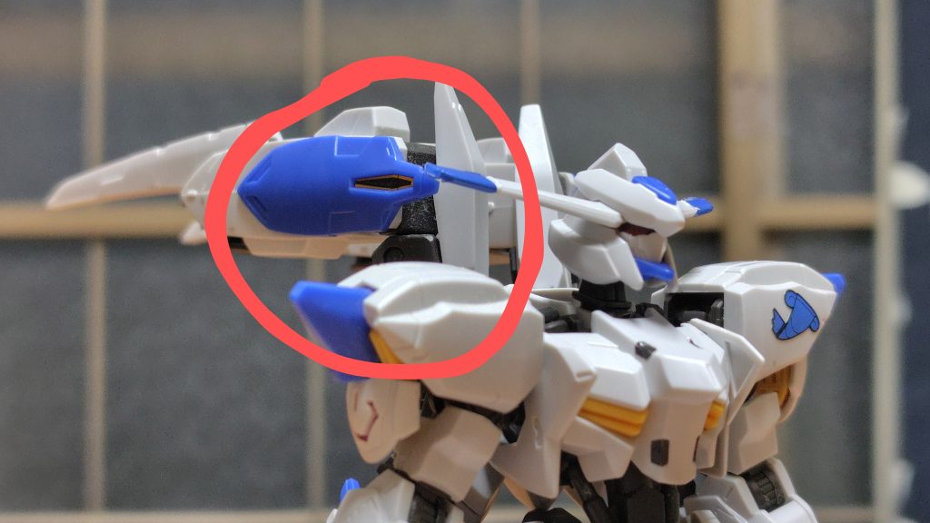 スラスター側面には牽制用のレールガンを装備。