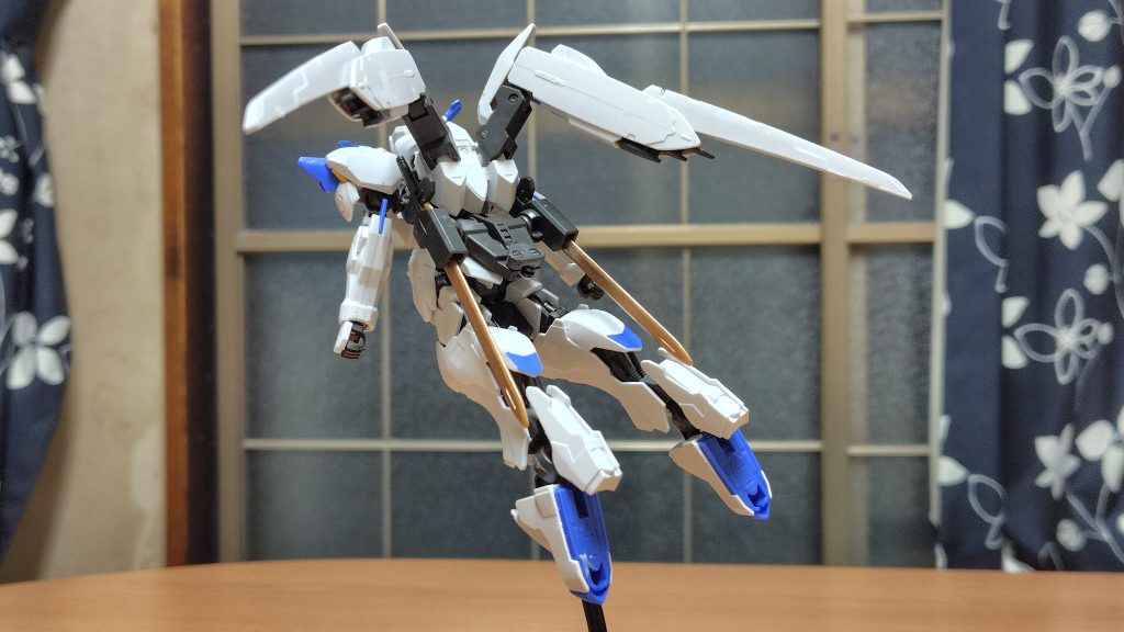 巡航時の背面。高出力のスラスターで飛行を実現する。