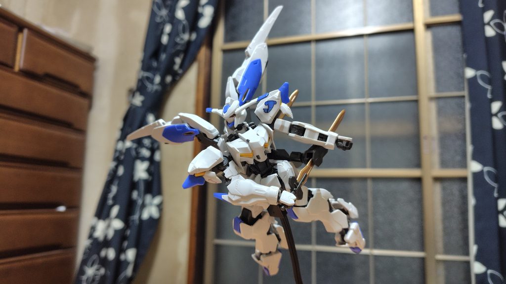 腰部にあるブレードホルダーから抜剣する姿。