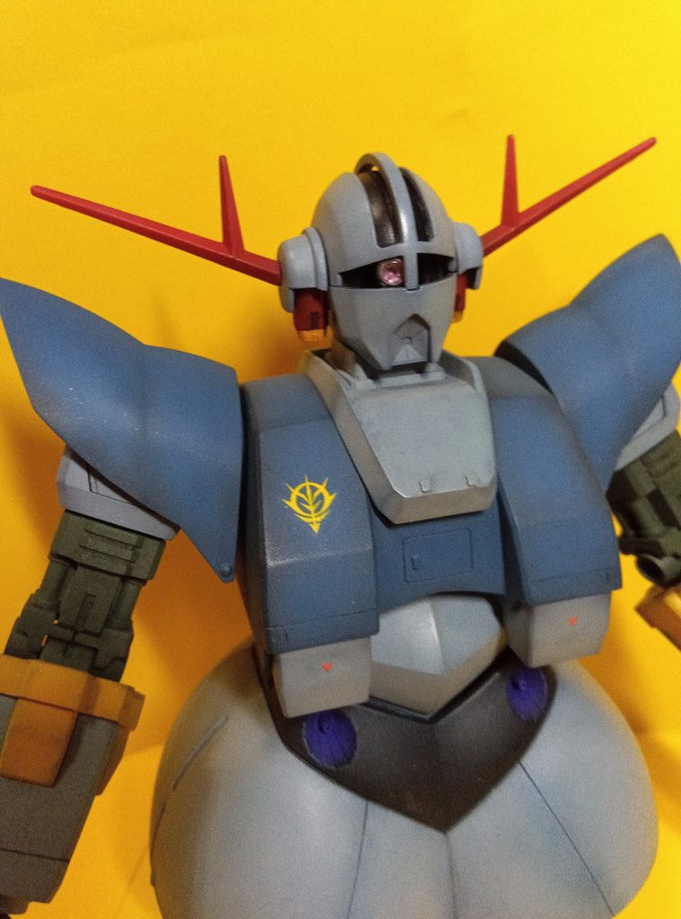 モノアイは左右には動きます。ビルダーズパーツ、余剰パーツ利用しました。