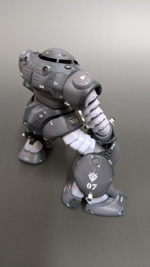 腰のダクトを追加、フロント側にはプラバンで追加装甲を付けました。元々の丸モールドはプラパイプと市販パーツでダクト風に