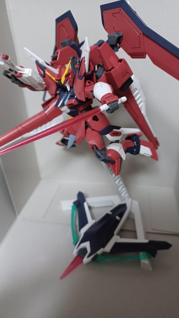 ライフリを買えなかったから変わりに買ったプラモという事や、作中でも不遇機体だったし別に壊してもいいかというノリで、今までやった事のなかった塗装(筆塗り)、墨入れ、デカール貼り、艶消しコートの実験台に。初めてここまで色々と弄くり回したという事もあって愛着が湧いてきました。