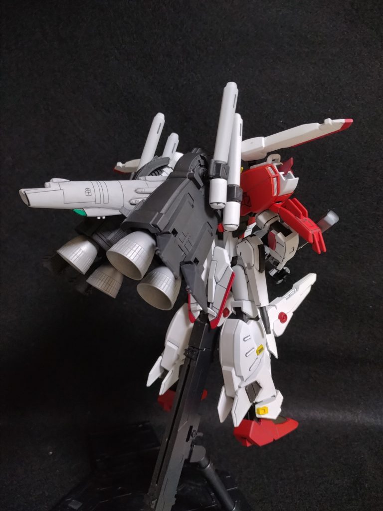 重量感たっぷりな背中はたくましい。ただバーニアが本当に重く、背中の部品は接着しないと外れてしまいます。