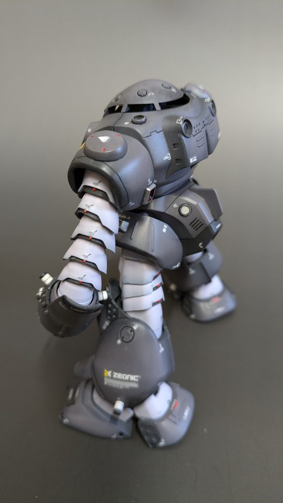 凹部分に裏からプラバンを張って部分塗装の後レッドチップを入れましたこの時丸モールドが好きだったので、ブチ穴にしたり、ダクトパーツ入れたり、謎の円柱オブジェを埋めたりと所々入れてみました