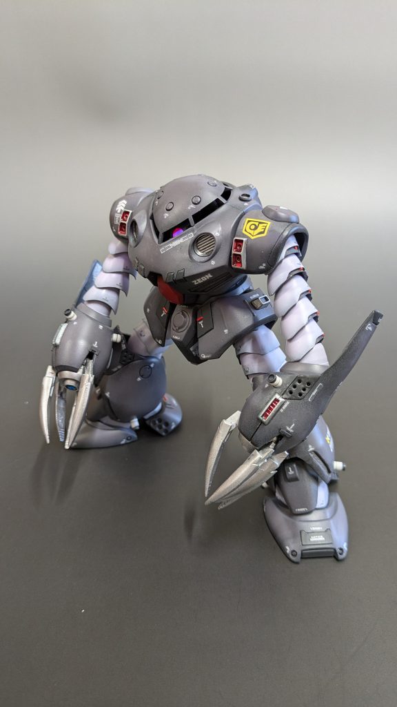 肩を下げて腕を長く、クローを根元で曲がるように改造。バランス取るのにシールドも延長しました 足にも関節を仕込んで曲がりがつくようにしてます