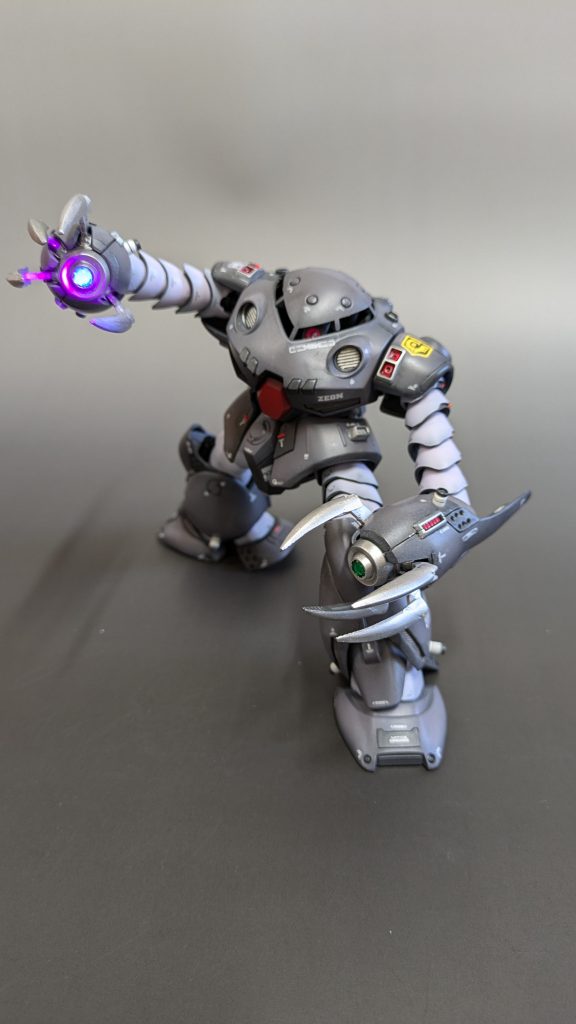 クローを曲げれるようにしたので、良い感じに表情付けが出来ます。ジムの頭くらいなら掴みます。目と腕にhアイズを蛍光塗料で塗って光るようにしました。