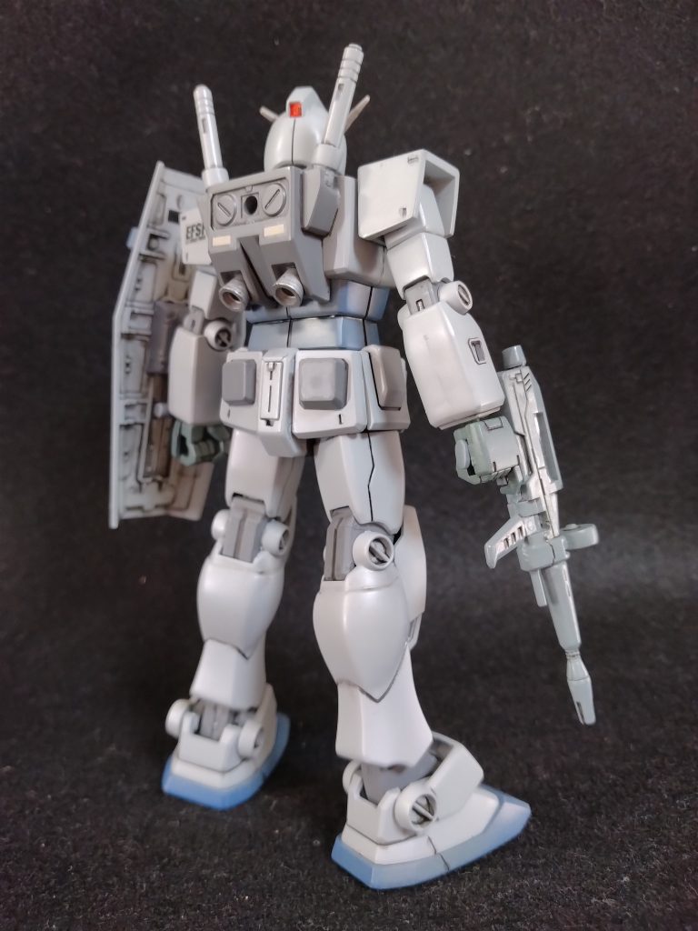 ランドセルと右のビームサーベルは緩くなっていたので、接着してありました。塗装のために外したら、ランドセルの差込口が破損。いつか直すつもりです。