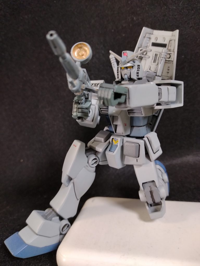 頭部は合わせ目消しをしてあったので、顔の塗装はあきらめました。部品が小さいためか、色の違いは気になりません。