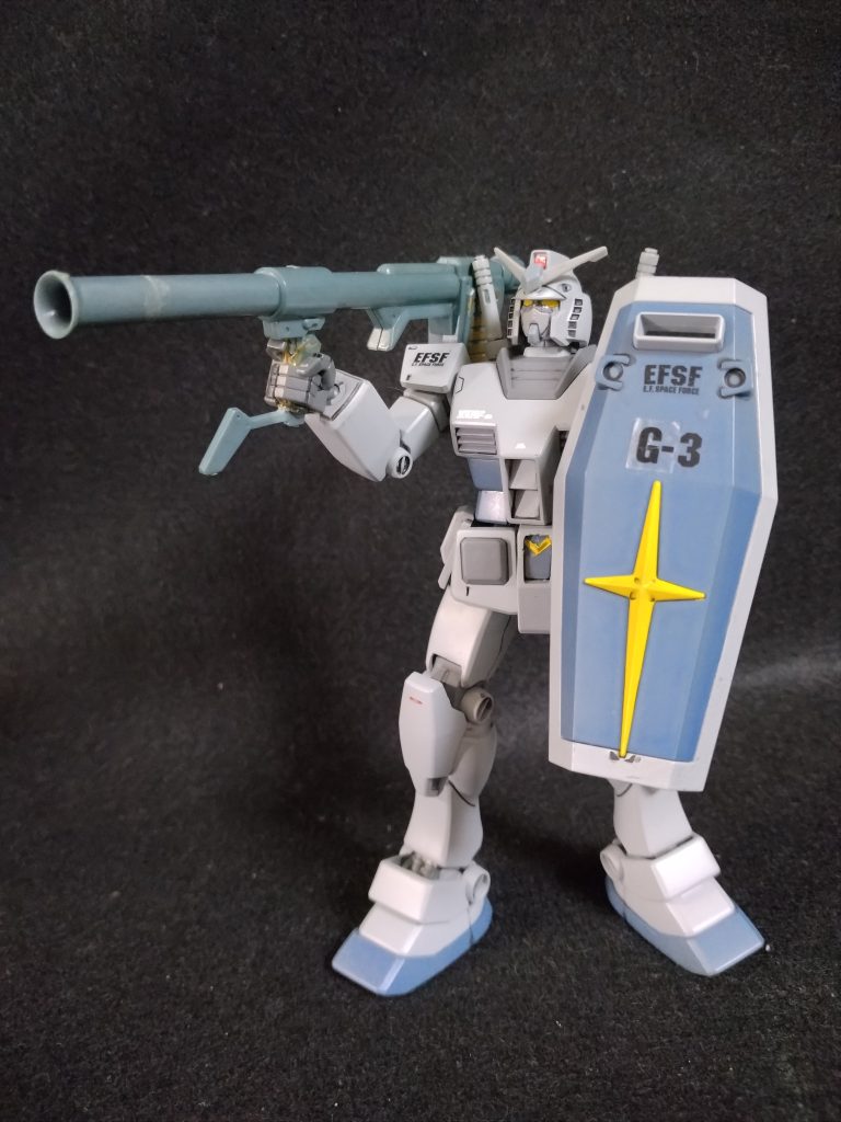 腰部のV字マークも缶スプレーで塗装しましたが、流れてしまいました。 やり直す気力はもうありませんでした。バズーカの塗装はやる気になれませんでした。 