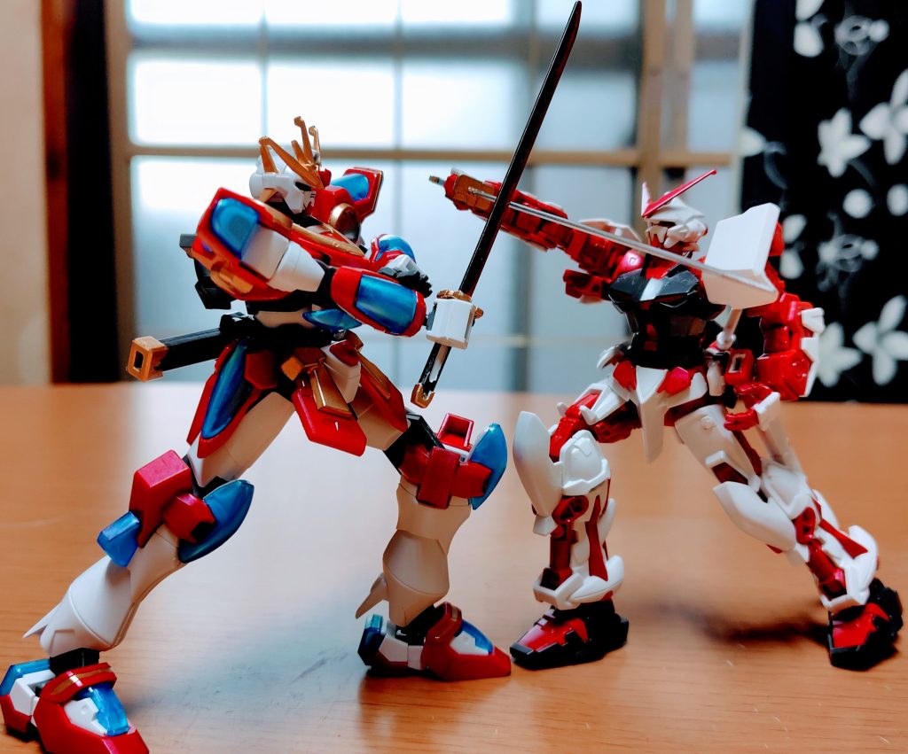 刀での鍔迫り合い。レッドフレームのガーベラストレートの方が刀身に分がある。