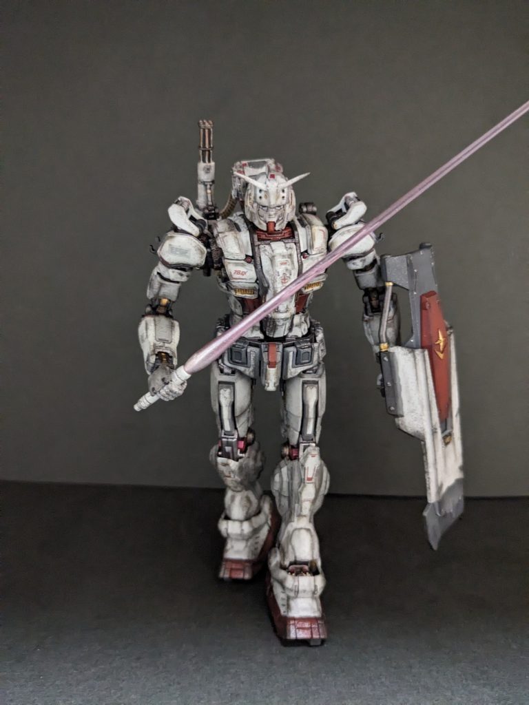 普段ビームサーベル持たせることはあまりありませんが、劇中で印象が強かったので。ビームの根元はガンダムマーカーのメッキシルバーを吹いた上にホロレッドを吹いたらそれらしくなったと思います😊