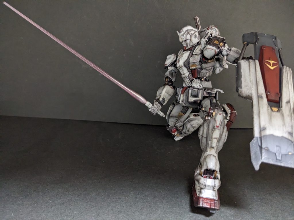 可動域がとにかく広い！！最近のHGの主流なのか、装甲の少ないEXの特性なのか?箱横の写真を参考にポージングしましたが、上手く決まらない😮‍💨