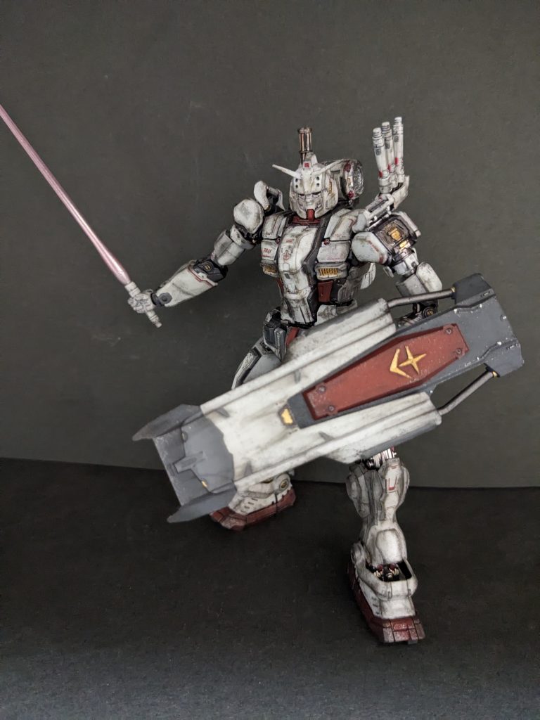 このガンダムはビームライフルよりビームサーベルの方が似合う気がする。ラックに3本あるのは気にしないで下さい😅