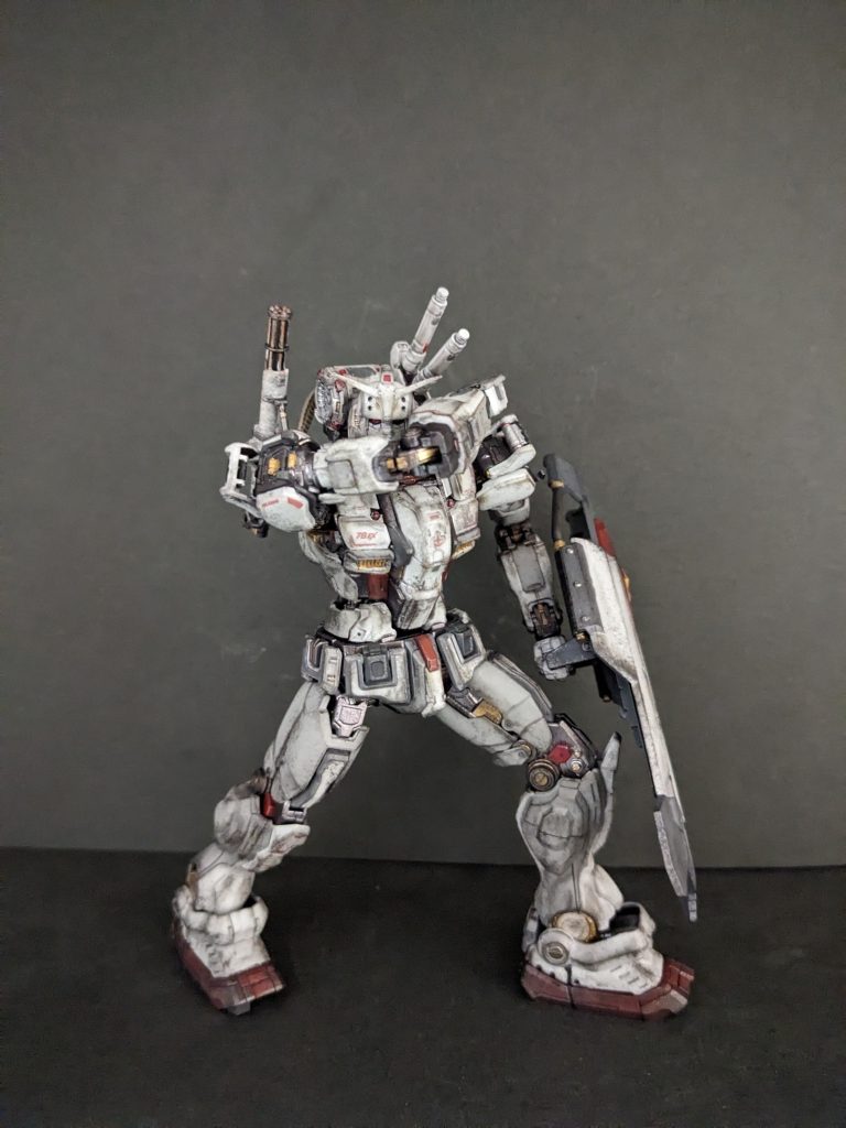 特徴的なサーベルラックからの抜刀。「こいつ、動くぞ!」って言いたくなりますね(gundam-kao2)