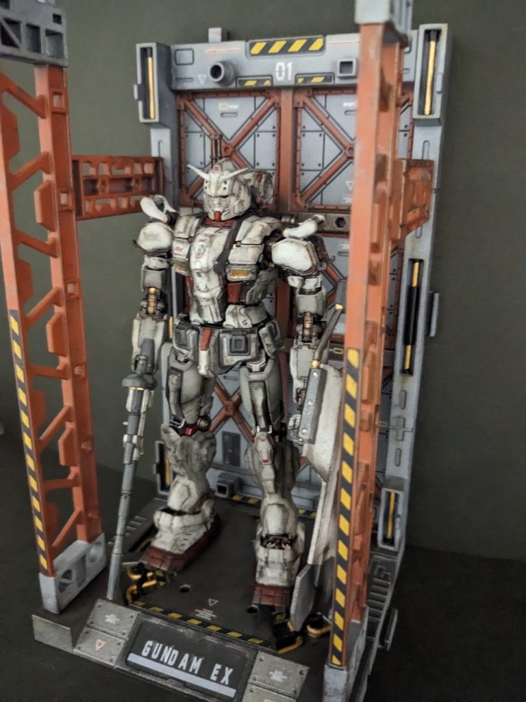 100均のディスプレイベースが手に入ったので、EX専用ドックに。ベースをもっと汚した方が良かったかも…