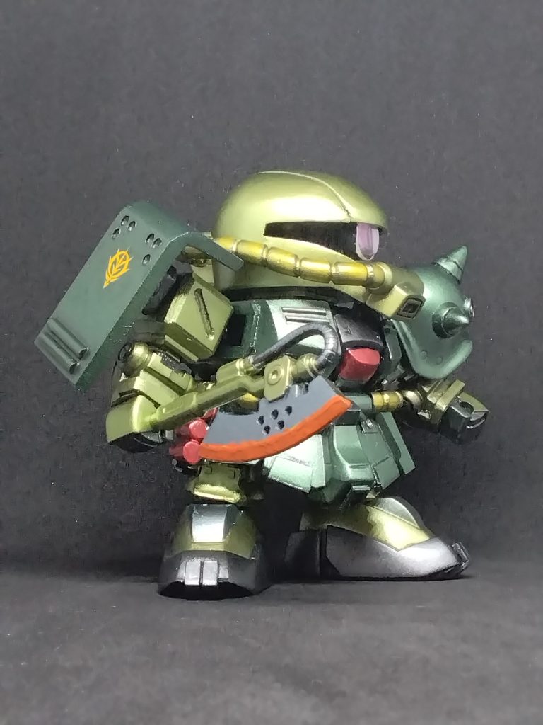 ヒートホーク装備。裏側はプラ板で肉抜き埋め。ブレード部は穴明開口しております。