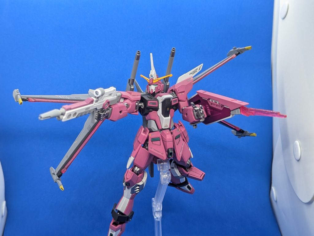 seed撃ちっぽいポージングで。ビームライフルはシール未使用で塗り分けてます。