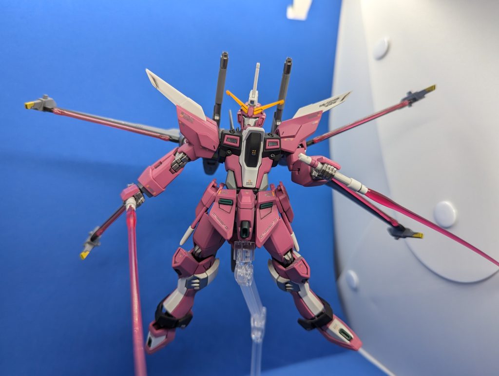 ビームサーベル二刀流ドヤ顔 カラーレシピは本体等ピンク:Gブライトレッド約50%+Gパープルヴァイオレット約30%+Gピュアホワイト約20%+Gサンシャインイエロー少量ホワイト部分:Gピュアホワイト+Gニュートラルグレー2少量ブラック部分:Gサーフェイサーエヴォブラック本体、武器グレー部分:Gニュートラルグレー本体フレーム、フォランテスシルバー部分:Gフレームメタリック2本体ダクトグリーン部分:Gビリジアングリーン本体、フォランテスイエロー部分:Gサンシャインイエローフォランテスグレー部分:Gニュートラルグレー3約80%+Gピュアブラック約20%フォランテスメタリックブラック部分:Gスターブライトアイアンシールドパープル部分:Cマルーン約70%+Gコバルトブルー約30%ツインアイグリーン部分:Cメタリックグリーン※調色をした色の割合は正確に計量はしておらず、あくまで目分量によるものです。もしご参考にされる場合はご注意ください。