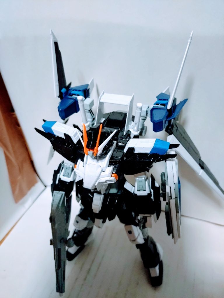 エクスシルエットもブラック以外にホワイトやライジングフリーダムカラーも取り入れ、メリハリつけてます。