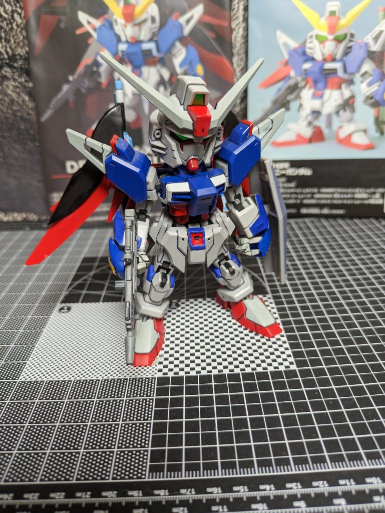 SDEX、BB戦士ともに通常のシールドは付属してないので改造元からガンダムシールドを拝借。背中は重いものの足が大きいため問題なく自立します。