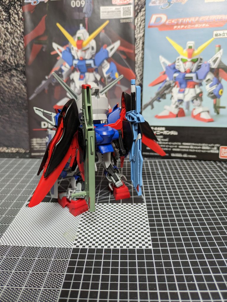 改修後のアロンダイトの色合いが白いんだか水色なんだかわからなかったので好みでイザーク専用機スカイブルーで塗装、名無し砲は要所要所の赤以外成型色、翼はエフェクトギミックのあるBB戦士の方からですがそのままだと「羽の黒い部分がえぐれて見えるのくらい凹んで見えた」のでSDEXの羽から黒い部分を切り出して貼り付け、先が尖った分全体的なスタイルもよくなったと思います。