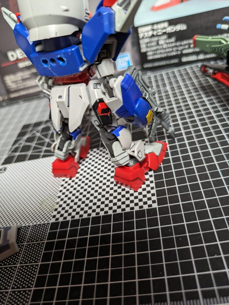 わかる人にはわかるでしょうがG−3ガンダムの足の装甲取った内部フレームの下側をスネ裏に押し込んで接着してますwそれっぽく偽装してるだけですが言わなければわりと自然に見えれば幸いです。