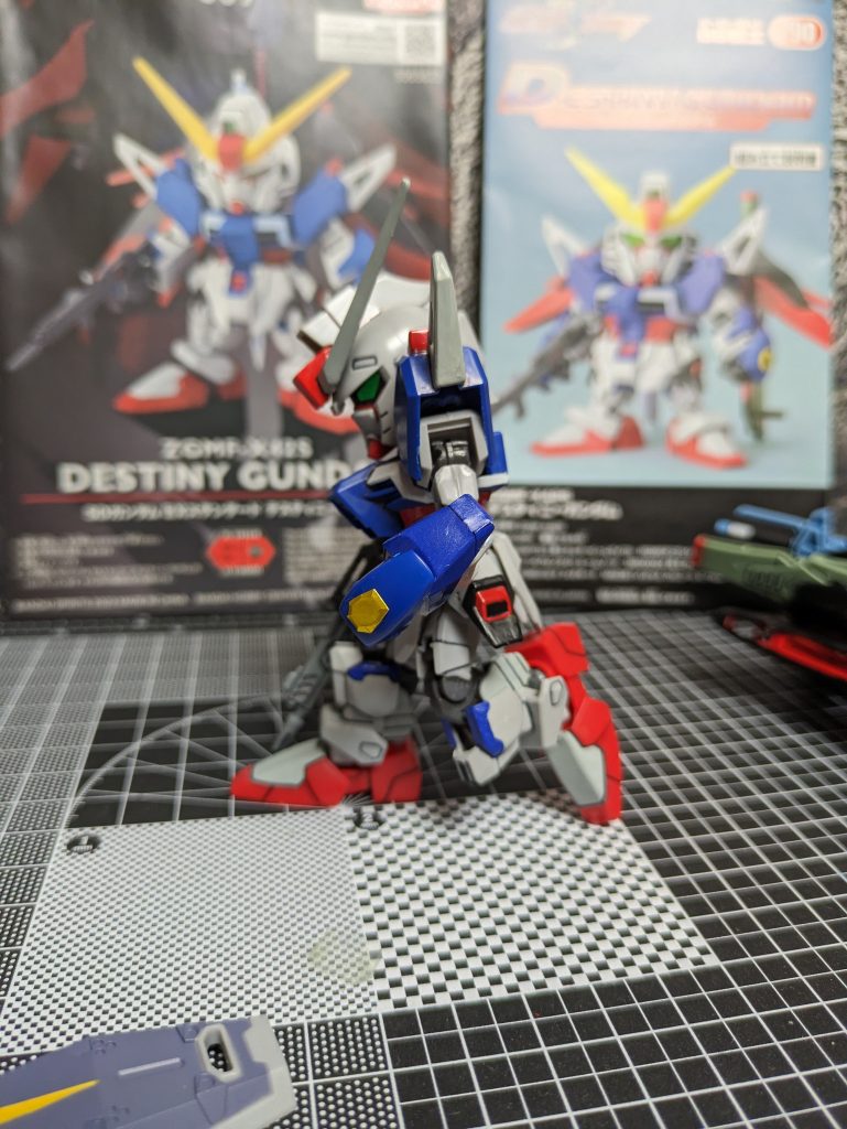 塗装は筆塗りと一部シール、アピールするならなんと言っても足の自由度!高級ガシャポンのガンダムはよく動くゆえディテールも細かい