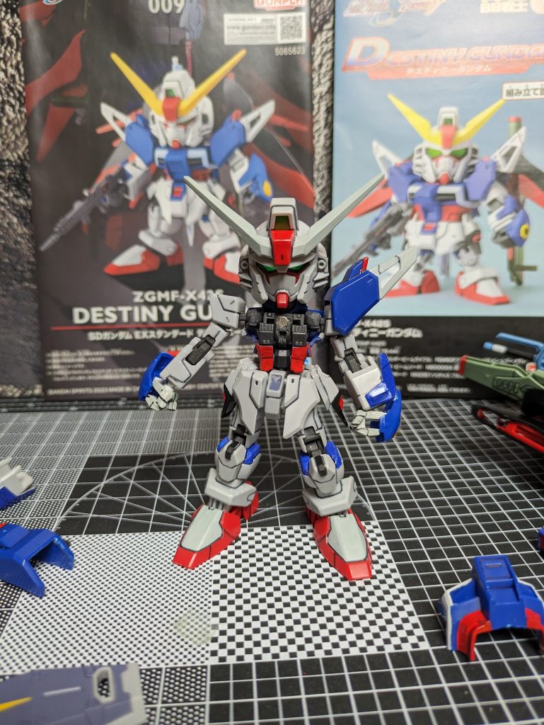 装甲は一部はめ込み式、こうして見るとG−3ガンダムが見える…胴体前面とシールドはネオジム磁石使ってみました!腕動かす時邪魔にならないようになったので良かった。