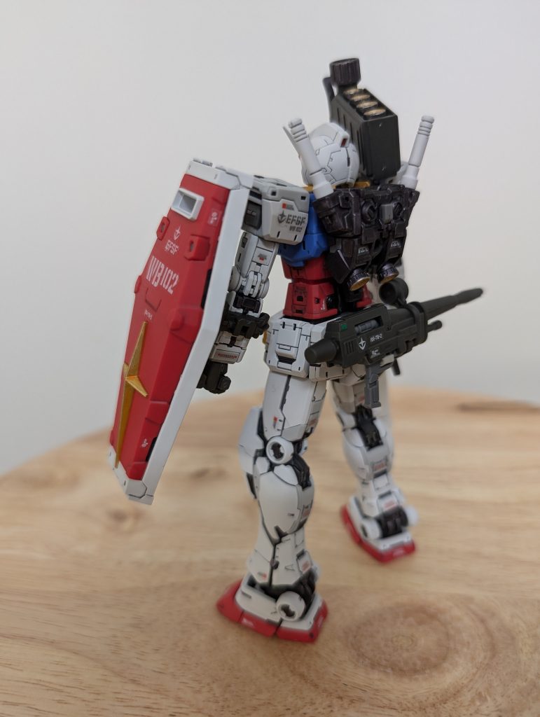 イエローの成型色やフレーム、バーニアなどガンダムマーカーの塗料を筆塗りで部分塗装しています。