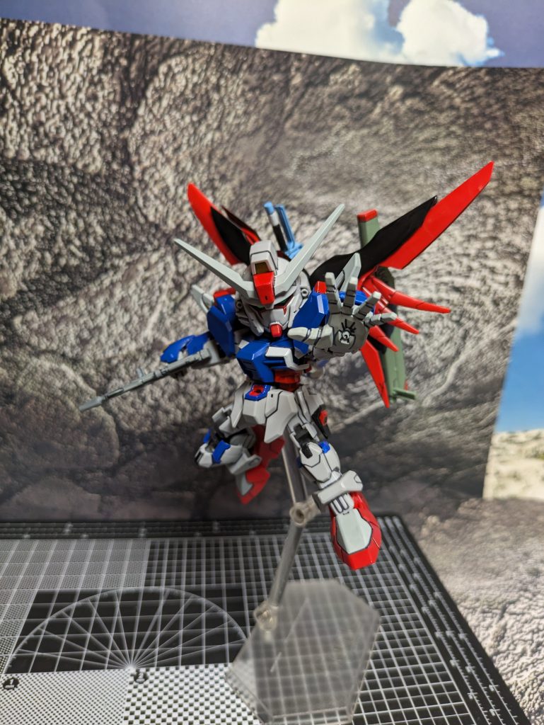 手首はピンバイスやカッターで少し穴を広げてサイズ調整したので好きに手を変えられます。BB戦士の手は色分けされてる上平手あるの嬉しい。足も腕もへたれずいい位置で止まってくれます。が、そういえば素体のG−3ガンダムにはスタンド穴がないためクリアのスタンド対応のパーツの存在を忘れてました…探したけど見つからなかったので引っ掛けてパシャリ