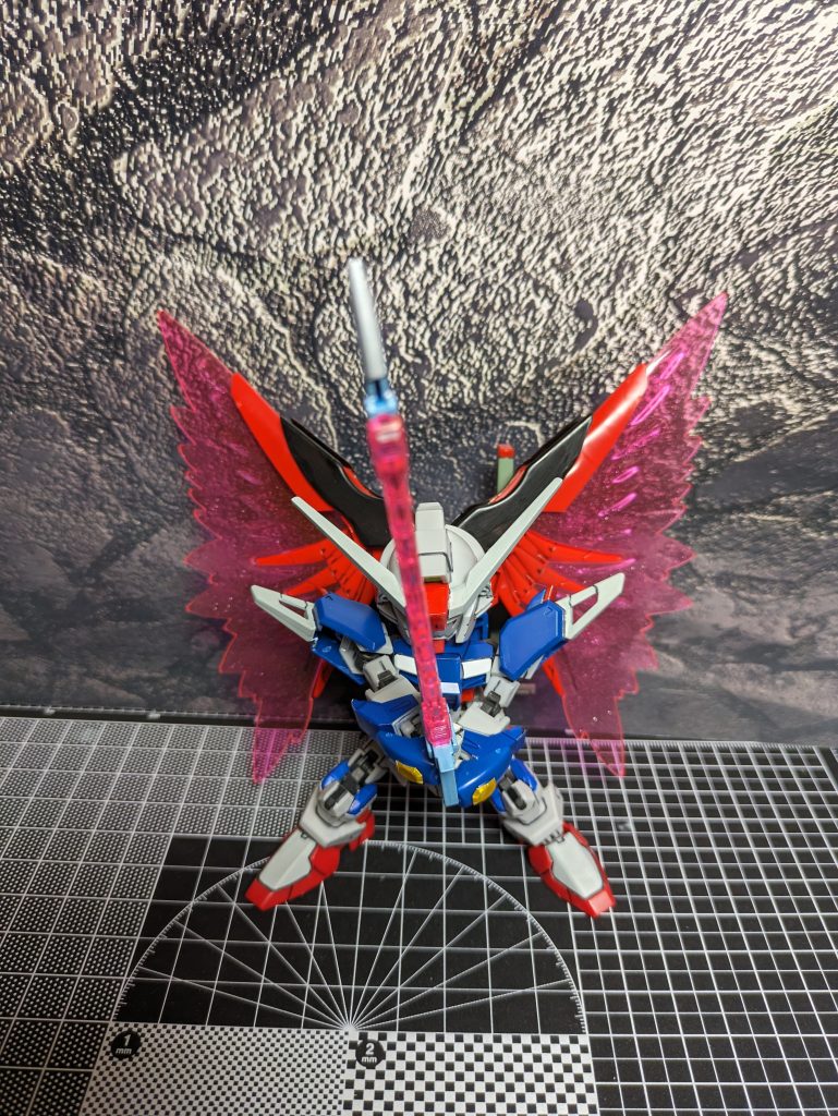 光の翼展開!デスティニーって言ったらこのエフェクトですね〜!腕は引き出し関節な上胴体前面はネオジム磁石でくっついてるので両手持ちの際には干渉しない作り、肩ブーメランは武装としたらBB戦士の方がいいんですがSDEXの方が好みなので