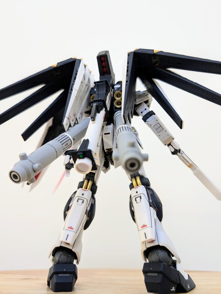 高性能なMSにはプロペラントタンクというイメージがあるので、ビルダーズパーツの汎用品を加工して追加しました。ファンネルの取付は、ネットでたまたま見かけた作例(GUNSTAに投稿されたshowさんの作例でした。)にコレだ!と感じて真似させていただきました。