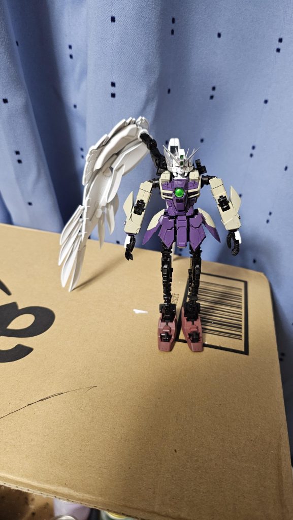 作成途中のものです。当初は素のウイングゼロ要素を残したくて脚と頭、手の甲は白で行く予定でした。しかしいざ塗ってみると異常なまでに白が目立ってしまったので修正w実は現在父がPGのウイングゼロを制作中、それに触発されて自分もウイングに手を付けた次第ですw価格も手頃でしたし。以上閲覧ありがとうございました。