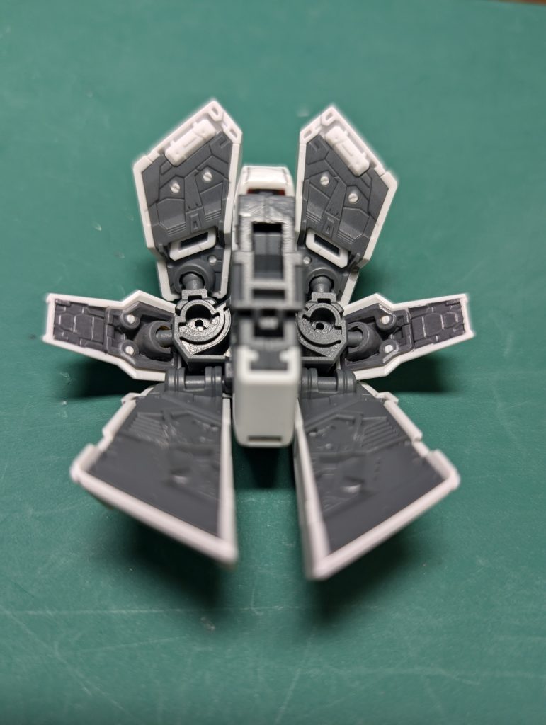 脹脛部のスラスターカバー?と腰のサイドアーマー?は、裏をグレーで塗装しました。