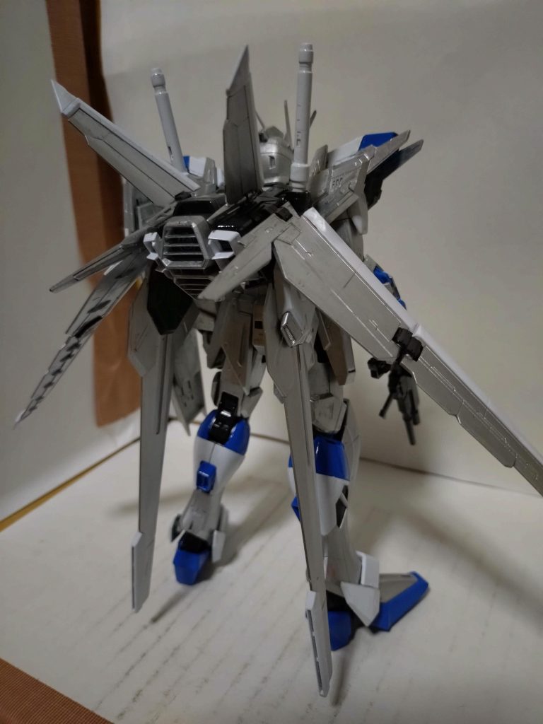 今回は、シャインシルバーとホワイト、フリーダムブルーと、ブラックの４色のシンプルな配色です。