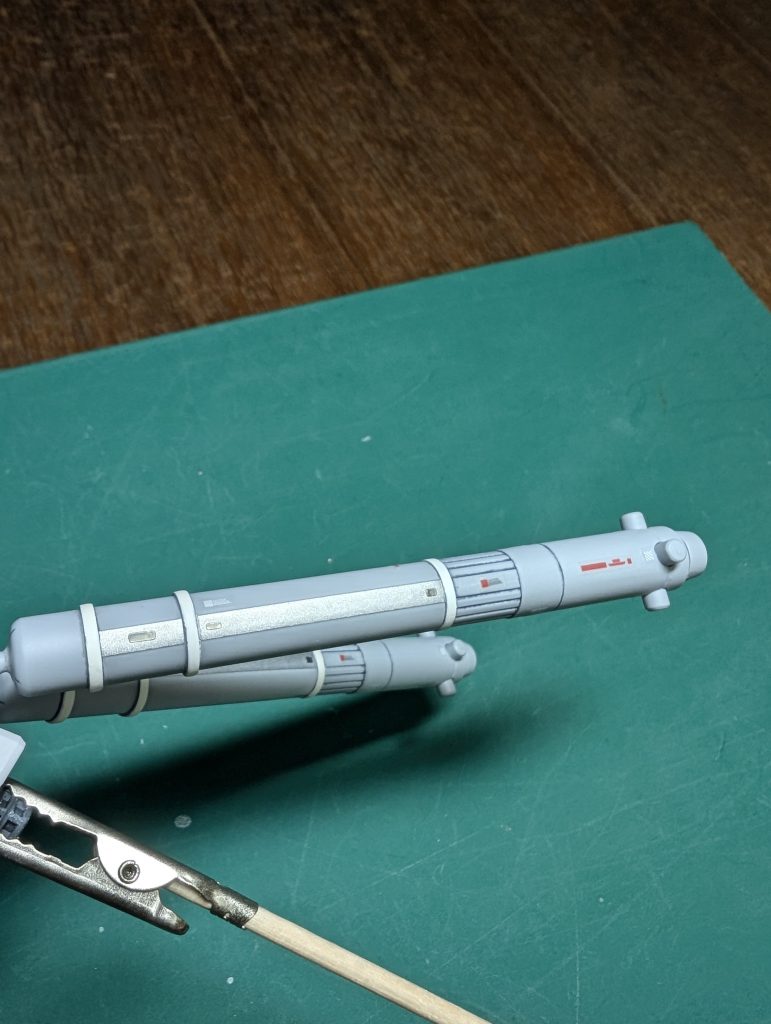 タンクのボールジョイント接続部は、背中に設置しました。背中の形状に合うように少し加工して接着しています。タンクの全長は切り詰めています、とりあえず付けば良かったので、運用上の設定などは考慮していません笑