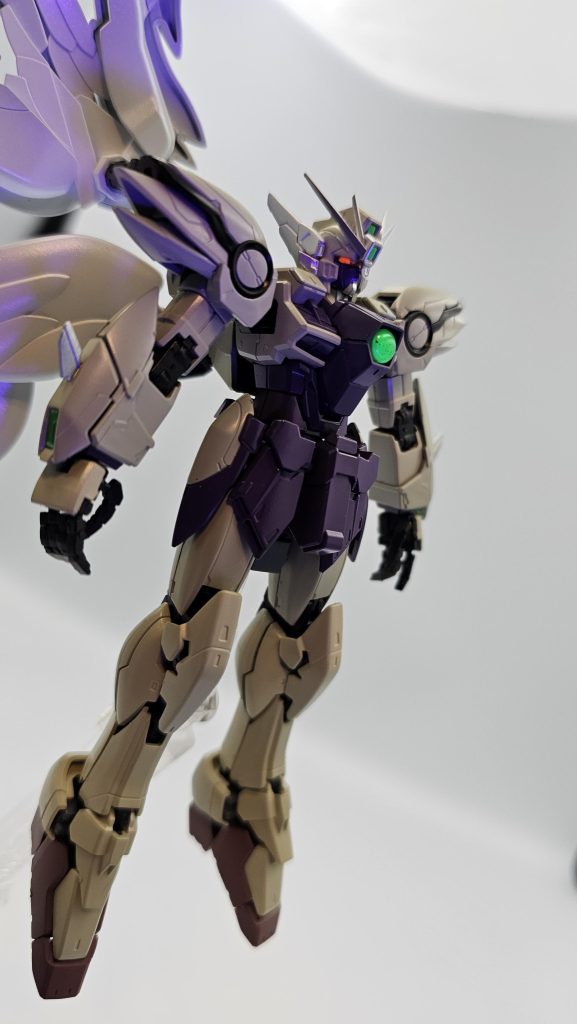 ストライクと違い、カメラアイが周囲と一体化したパーツなので目だけ塗るのがかなり辛かったですw蛍光は全てスミイレ用鋼筆でちょんと塗料置く感じで塗ってます。胸の部分は裏にシルバー吹いて少しでも明るくなるように工夫しました。