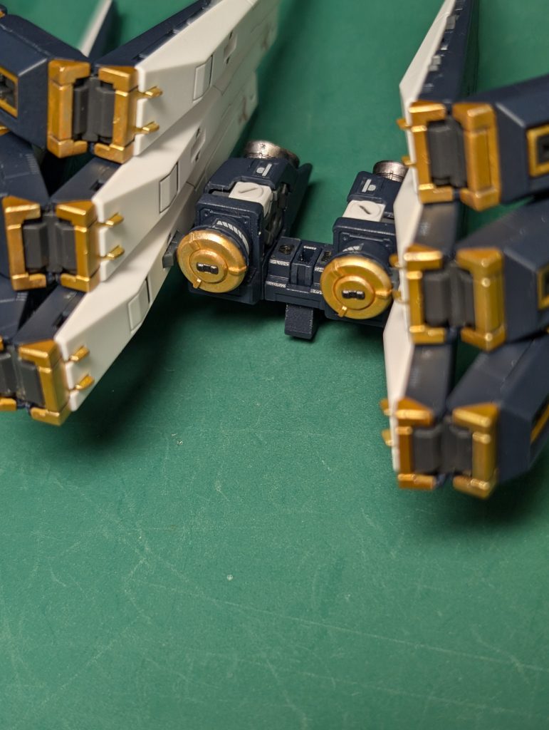 フィンファンネルは、もともと取付部品が2つ付属していたので特に加工はありません。左手のビームサーベルが何処に格納されるのかという疑問にはお答えできません笑