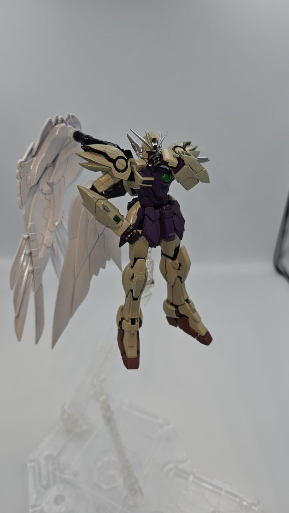 サグメ登場時のポーズ。胴はエヴァパープル、他はライトグレーにイエローを混ぜたものを使用しました。口元は胴と同じパープル、口元を隠すポーズがイマイチなので胴(服の色)と同じ色で口が隠れてるように見せたかったので。