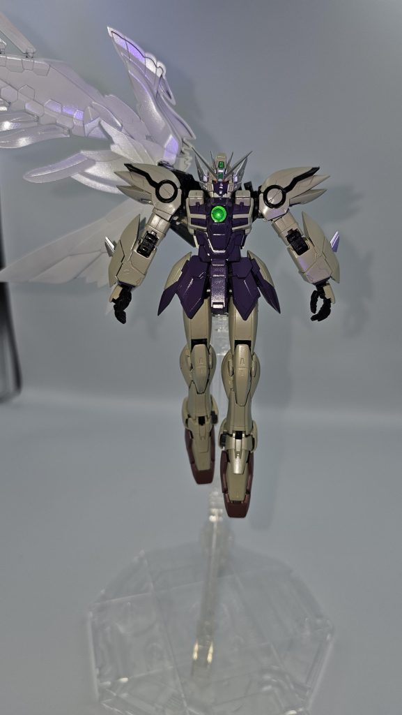 翼は白にパールクリアを吹いてます。カメラのフラッシュないとあんまし目立たないですね。友人からは｢RGウイングゼロは翼がイマイチ｣と言われましたがそれほど悪くは無い感じでした。強いて言うなら下翼の開閉ギミック、塗装後はしっかり翼を組み上げてから開閉した方がいです。幅がギリギリでコートもしづらい上に塗装剥げが起きやすいです。組んだあとなら開閉での剥げは起こりませんでした。※翼が片方だけなのは仕様です。
