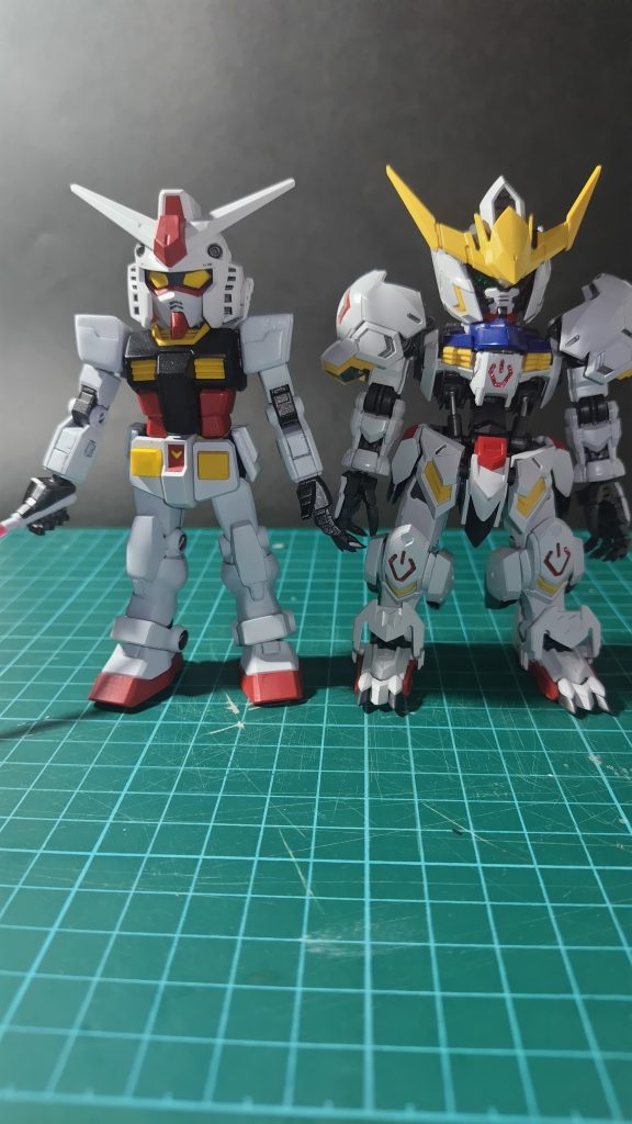 基本はMGSDと棚に並べた時に同じ位の背格好になる様に意識して製作しました。脚は太ももと膝から下の比率をMGSDを参考に短くカット腕はクロスシルエットのハンドパーツを付けた時にMGSDの腕の長さと同じ位になる様、ちょっとだけ短くしてます。MGSDの様な細部の情報量の多さは無いですけど…