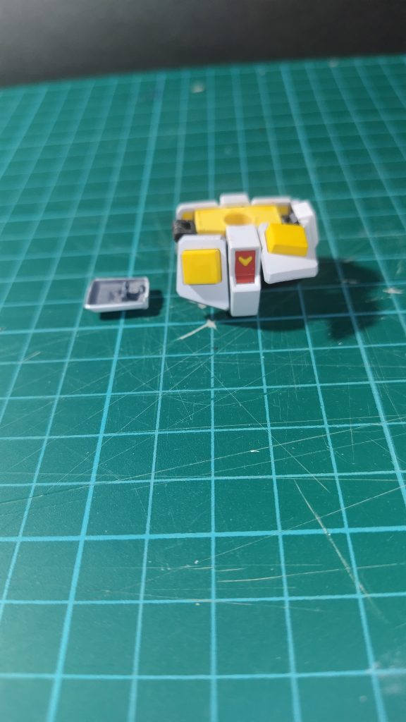 フロントアーマーは個別で動くようにカットサイドアーマーは既存のボールジョイントからジャンクパーツ(hgバルバトスのサイドアーマー)腰の関節パーツ流用してます。最後までご覧頂きありがとうございます。