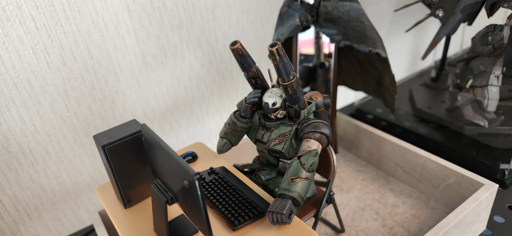 とりま100均でテキトーに買ってきました😅実際両面でズレないようにしただけで買ってきてそのまま置きました。床は椅子の足に貼るキズ防止フェルトなんで、全部含めても663円(袋代込み)ですね(gundam-kao5)なお元は8-18話より『只今より〜！レヴィア自警団対鉄錆団リベンジマッチを〜！開！催！します！！』……なぁーんでお祭り騒ぎになってんですかねえ？てか、自警団って……縄張り見て回ってるワンちゃんの間違いじゃねぇの？『なお本日は、前回赤ちゃんレベルのテクニックを見せてくれた鉄錆団側からの要求という事でぇ、超ハンデ戦となっております』「良かったな、赤ちゃんレベルはあるらしいぞ？」「そりゃねぇよ姐さ〜ん」この３日でテリーまで姐さんって呼ぶようになった……何故だ。『会場は前回と違い水中ステージ！一部崖の上は陸地ですが、９割は水中。そして！自警団からは３機！それも自警団のトップスリー！対する鉄錆団は１機！パイロットは変更されてますが。現在オッズは１.１５対３０.５となっております』わお、すんげー倍率。「ダンさんや、自分に賭ける事できるよな？」「そりゃあ、まあ」「じゃ、テリー！有り金全部賭けといて」「嫌だよ！」チキンめ。しゃーない。「ダンさん電子マネーでもいける？」「ファミリーが運営してやすからね。えっと…この端末から賭けれます」ほうほう、壁に設置されたやつね。ポンポンポン……と。「しょ、正気ですかい！？」「ダンさんも賭けときな？もし負けてもあたいが返してやっからさ」「む……ええい！ままよ！！」お？割りといったねー。ま、３０００万賭けたあたい程じゃねーが。あ、これ、所長から機体が壊れてた時の資金で用意された３０００万だから痛くもなんともない。０か９億か。ファミリーに吠え面かかせるのが楽しみだ。『あ。今、所長さんから問い合わせが……』「無視無視！さ、乗り込めー」