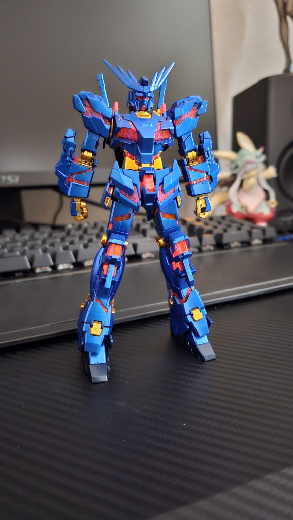 今回は下地なしの直塗り。光のあたり具合によって少しエメラルドグリーンのような色がちらほら見えて少し共振ぽさがあったのでこのまま強行しました。蛍光レッドは強い光源の有無で赤とオレンジに変わります。