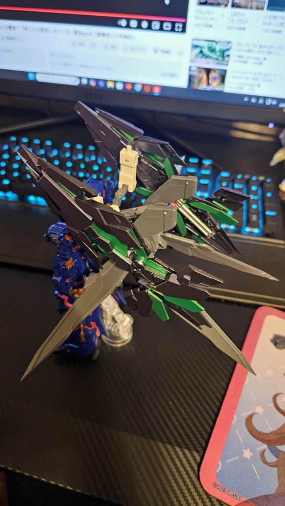 お馴染みの試作段階の画像です。フェネクスモチーフぽさを出したくてDE付けてます。ごたつくのでこちらはオミットしました。推力ユニットの配置が完全にストライカーパックのそれですねw